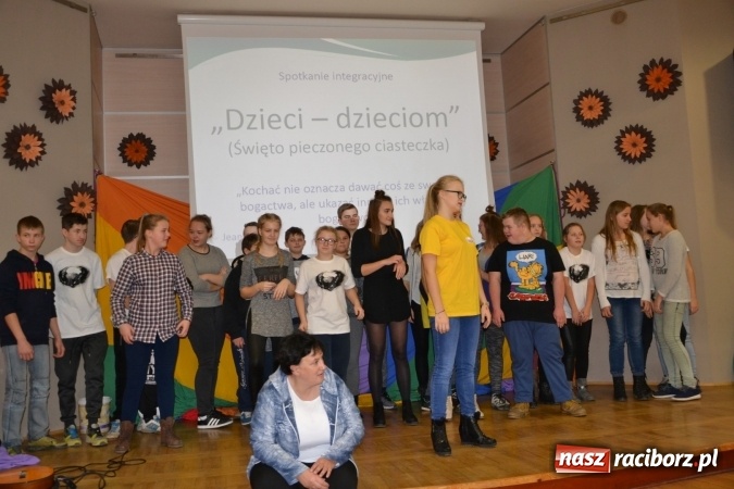 Zdjęcie w galerii na portalu naszraciborz.pl: Święto pieczonego ciasteczka – spotkanie integracyjne dzieci dzieciom wiadomości z regionu