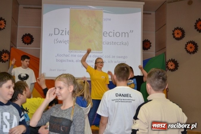 Zdjęcie w galerii na portalu naszraciborz.pl: Święto pieczonego ciasteczka – spotkanie integracyjne dzieci dzieciom wiadomości z regionu