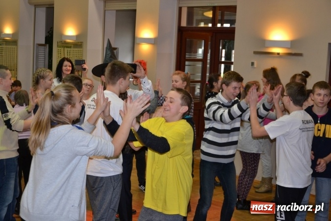 Zdjęcie w galerii na portalu naszraciborz.pl: Święto pieczonego ciasteczka – spotkanie integracyjne dzieci dzieciom wiadomości z regionu