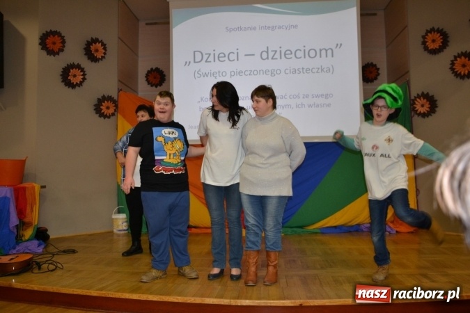 Zdjęcie w galerii na portalu naszraciborz.pl: Święto pieczonego ciasteczka – spotkanie integracyjne dzieci dzieciom wiadomości z regionu