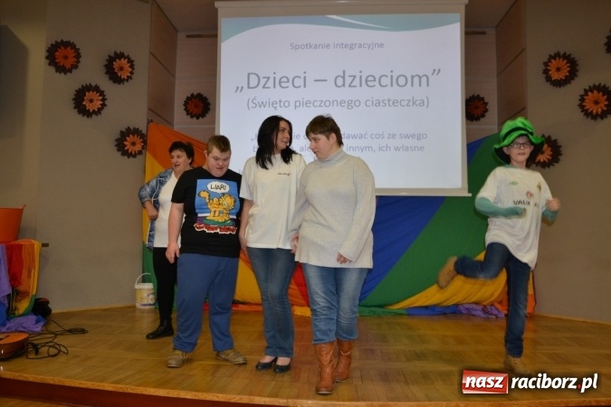 Zdjęcie w galerii na portalu naszraciborz.pl: Święto pieczonego ciasteczka – spotkanie integracyjne dzieci dzieciom wiadomości z regionu