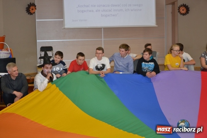 Zdjęcie w galerii na portalu naszraciborz.pl: Święto pieczonego ciasteczka – spotkanie integracyjne dzieci dzieciom wiadomości z regionu