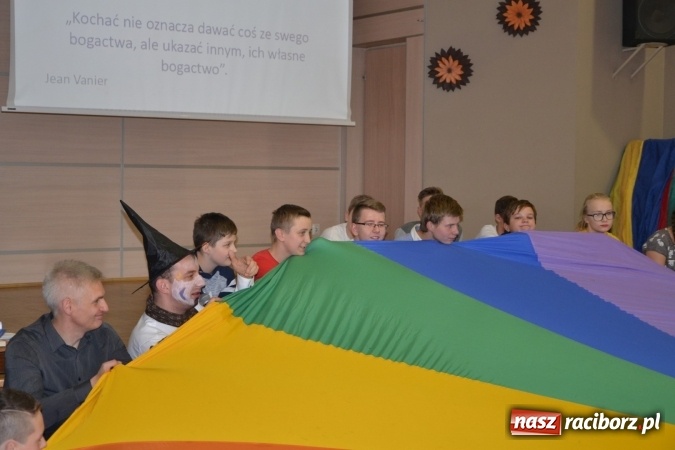 Zdjęcie w galerii na portalu naszraciborz.pl: Święto pieczonego ciasteczka – spotkanie integracyjne dzieci dzieciom wiadomości z regionu