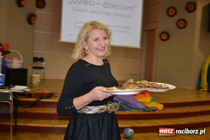 Zdjęcie w galerii na portalu naszraciborz.pl: Święto pieczonego ciasteczka – spotkanie integracyjne dzieci dzieciom wiadomości z regionu