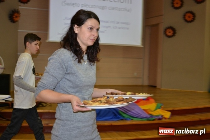 Zdjęcie w galerii na portalu naszraciborz.pl: Święto pieczonego ciasteczka – spotkanie integracyjne dzieci dzieciom wiadomości z regionu