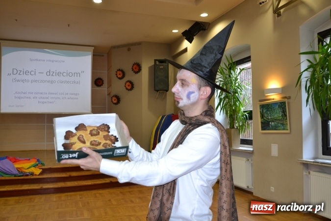 Zdjęcie w galerii na portalu naszraciborz.pl: Święto pieczonego ciasteczka – spotkanie integracyjne dzieci dzieciom wiadomości z regionu