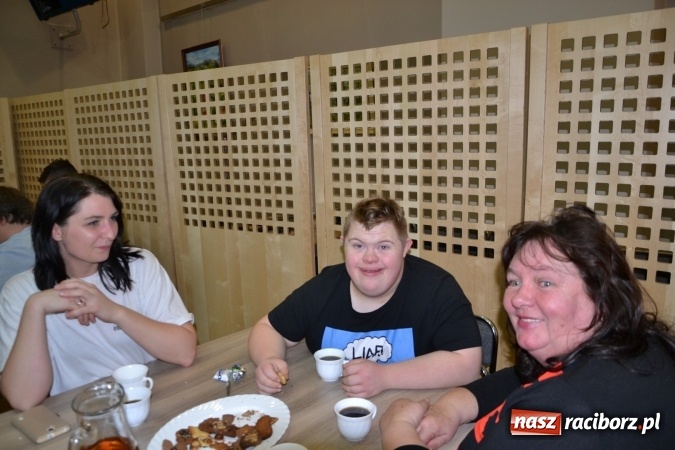 Zdjęcie w galerii na portalu naszraciborz.pl: Święto pieczonego ciasteczka – spotkanie integracyjne dzieci dzieciom wiadomości z regionu