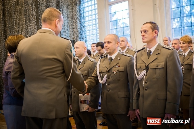 Zdjęcie w galerii na portalu naszraciborz.pl: Awanse, odznaczenia i medale, czyli Święto Niepodległości w Śląskim Oddziale Straży Granicznej  wiadomości z regionu