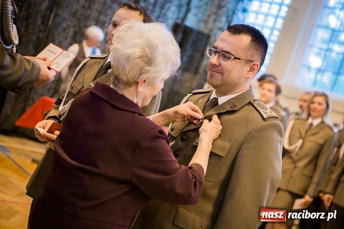 Zdjęcie w galerii na portalu naszraciborz.pl: Awanse, odznaczenia i medale, czyli Święto Niepodległości w Śląskim Oddziale Straży Granicznej  wiadomości z regionu