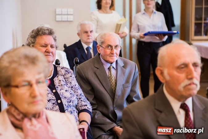 Zdjęcie w galerii na portalu naszraciborz.pl: Złote gody w Pietrowicach Wielkich - dziewięć par świętowało jubileusz 50-lecia pożycia małżeńskiego wiadomości z regionu