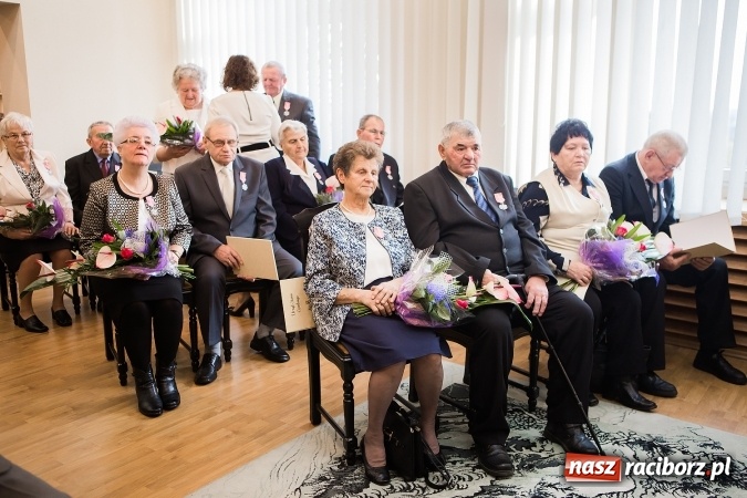 Zdjęcie w galerii na portalu naszraciborz.pl: Złote gody w Pietrowicach Wielkich - dziewięć par świętowało jubileusz 50-lecia pożycia małżeńskiego wiadomości z regionu