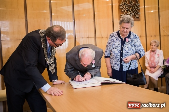 Zdjęcie w galerii na portalu naszraciborz.pl: Złote gody w Pietrowicach Wielkich - dziewięć par świętowało jubileusz 50-lecia pożycia małżeńskiego wiadomości z regionu