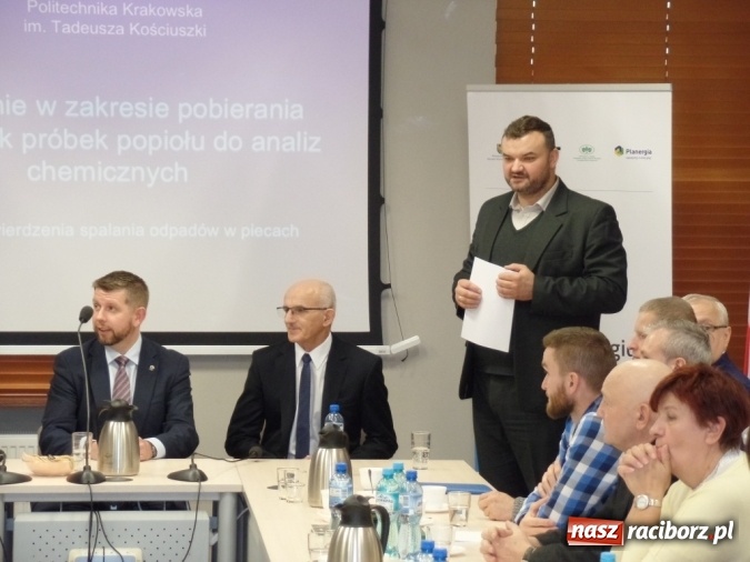 Zdjęcie w galerii na portalu naszraciborz.pl: Pracownicy samorządowi szkolili się w zakresie poboru prób popiołu  wiadomości z regionu