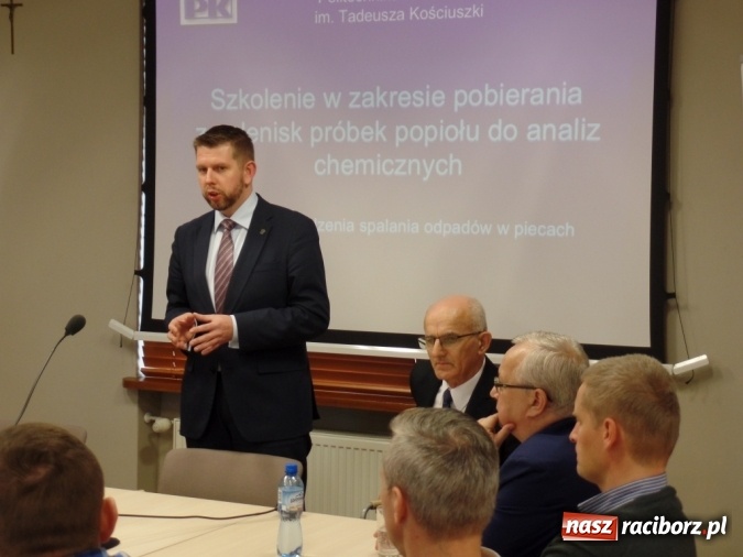 Zdjęcie w galerii na portalu naszraciborz.pl: Pracownicy samorządowi szkolili się w zakresie poboru prób popiołu  wiadomości z regionu