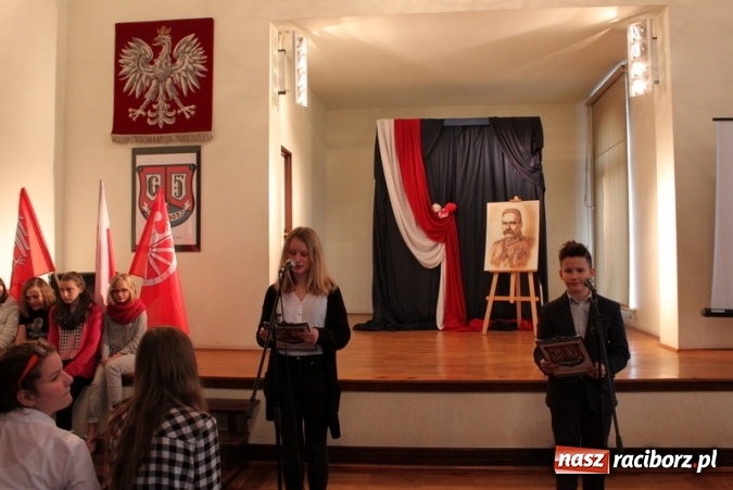Zdjęcie w galerii na portalu naszraciborz.pl: Uczniowie Gimnazjum nr 5 uczcili rocznicę odzyskania niepodległości  wiadomości z regionu