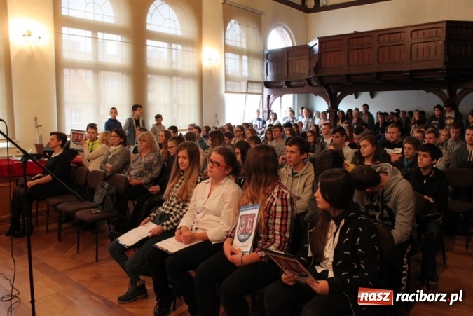 Zdjęcie w galerii na portalu naszraciborz.pl: Uczniowie Gimnazjum nr 5 uczcili rocznicę odzyskania niepodległości  wiadomości z regionu