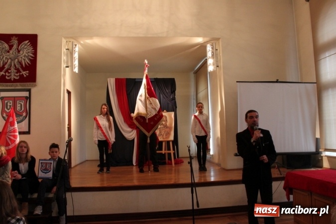 Zdjęcie w galerii na portalu naszraciborz.pl: Uczniowie Gimnazjum nr 5 uczcili rocznicę odzyskania niepodległości  wiadomości z regionu