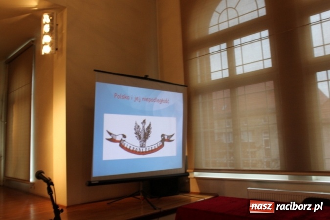 Zdjęcie w galerii na portalu naszraciborz.pl: Uczniowie Gimnazjum nr 5 uczcili rocznicę odzyskania niepodległości  wiadomości z regionu