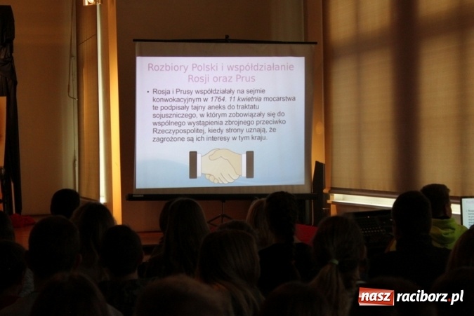 Zdjęcie w galerii na portalu naszraciborz.pl: Uczniowie Gimnazjum nr 5 uczcili rocznicę odzyskania niepodległości  wiadomości z regionu