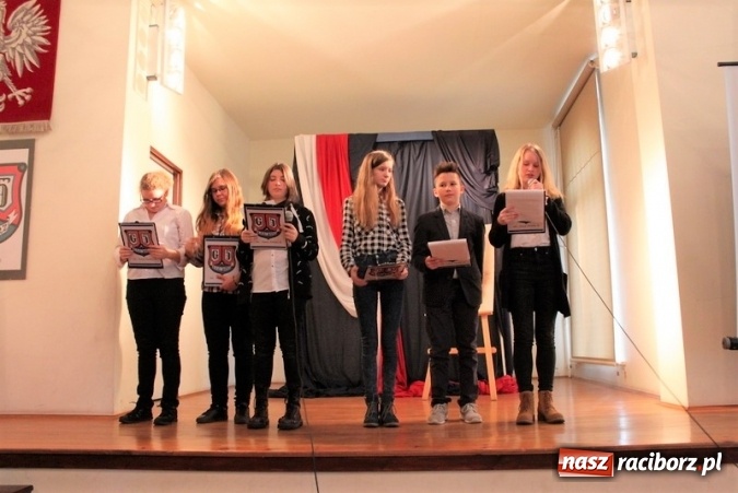 Zdjęcie w galerii na portalu naszraciborz.pl: Uczniowie Gimnazjum nr 5 uczcili rocznicę odzyskania niepodległości  wiadomości z regionu