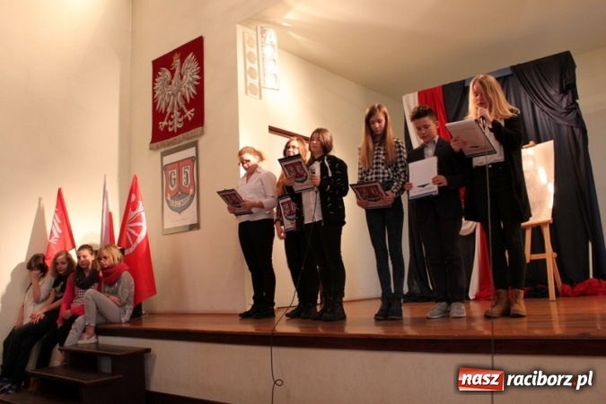 Zdjęcie w galerii na portalu naszraciborz.pl: Uczniowie Gimnazjum nr 5 uczcili rocznicę odzyskania niepodległości  wiadomości z regionu