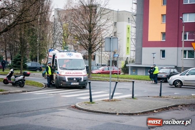 Zdjęcie w galerii na portalu naszraciborz.pl: Zderzenie skutera z fiatem przy Słowackiego wiadomości z regionu