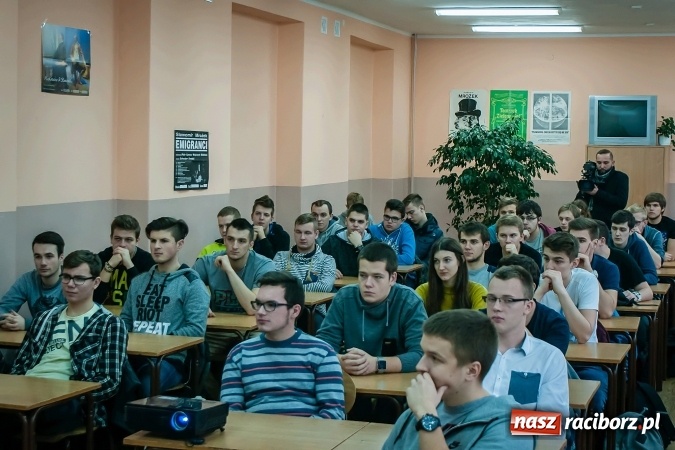 Zdjęcie w galerii na portalu naszraciborz.pl: Trzeba wsłuchiwać się w to, co wam daje radość. Uczniowie CKZiU nr 2 spotkali się z Jarosławem Czają wiadomości z regionu