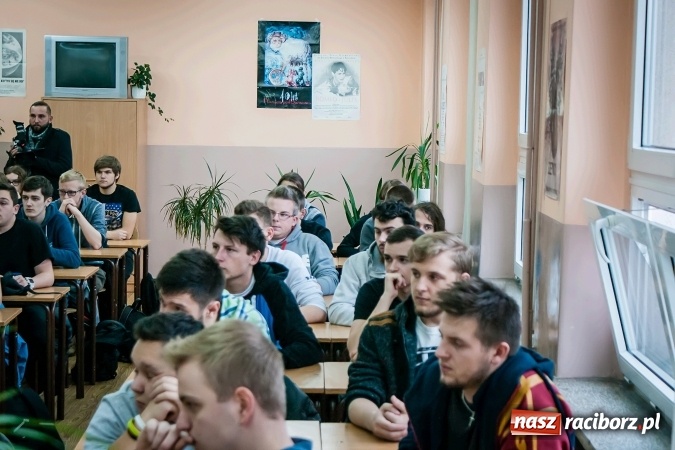 Zdjęcie w galerii na portalu naszraciborz.pl: Trzeba wsłuchiwać się w to, co wam daje radość. Uczniowie CKZiU nr 2 spotkali się z Jarosławem Czają wiadomości z regionu