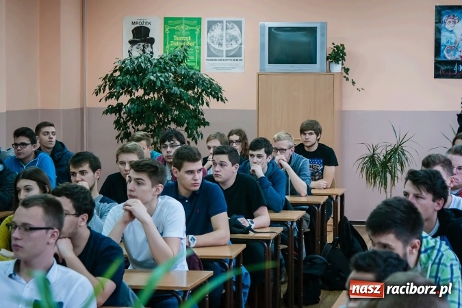 Zdjęcie w galerii na portalu naszraciborz.pl: Trzeba wsłuchiwać się w to, co wam daje radość. Uczniowie CKZiU nr 2 spotkali się z Jarosławem Czają wiadomości z regionu