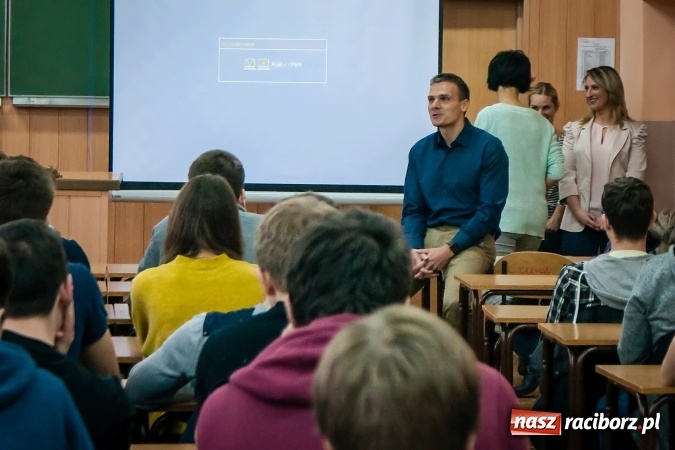 Zdjęcie w galerii na portalu naszraciborz.pl: Trzeba wsłuchiwać się w to, co wam daje radość. Uczniowie CKZiU nr 2 spotkali się z Jarosławem Czają wiadomości z regionu