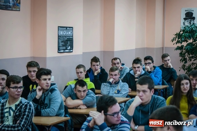 Zdjęcie w galerii na portalu naszraciborz.pl: Trzeba wsłuchiwać się w to, co wam daje radość. Uczniowie CKZiU nr 2 spotkali się z Jarosławem Czają wiadomości z regionu