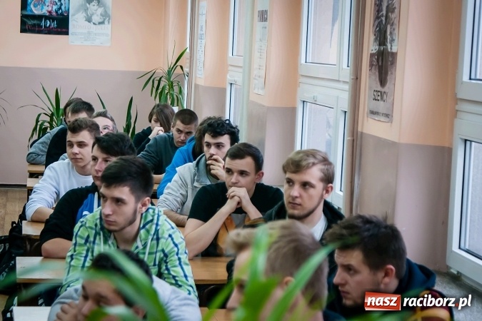 Zdjęcie w galerii na portalu naszraciborz.pl: Trzeba wsłuchiwać się w to, co wam daje radość. Uczniowie CKZiU nr 2 spotkali się z Jarosławem Czają wiadomości z regionu