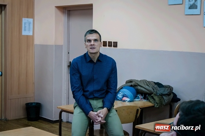 Zdjęcie w galerii na portalu naszraciborz.pl: Trzeba wsłuchiwać się w to, co wam daje radość. Uczniowie CKZiU nr 2 spotkali się z Jarosławem Czają wiadomości z regionu