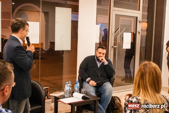 Zdjęcie w galerii na portalu naszraciborz.pl: Tomasz Sekielski: Nie dam sobie przypiąć politycznej łatki. Spotkanie z czytelnikami w Raciborzu wiadomości z regionu