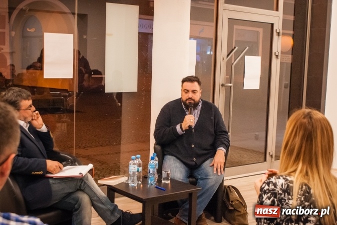 Zdjęcie w galerii na portalu naszraciborz.pl: Tomasz Sekielski: Nie dam sobie przypiąć politycznej łatki. Spotkanie z czytelnikami w Raciborzu wiadomości z regionu
