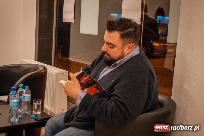 Zdjęcie w galerii na portalu naszraciborz.pl: Tomasz Sekielski: Nie dam sobie przypiąć politycznej łatki. Spotkanie z czytelnikami w Raciborzu wiadomości z regionu