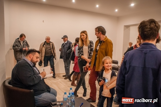 Zdjęcie w galerii na portalu naszraciborz.pl: Tomasz Sekielski: Nie dam sobie przypiąć politycznej łatki. Spotkanie z czytelnikami w Raciborzu wiadomości z regionu