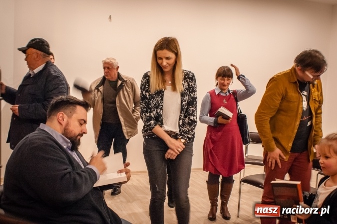 Zdjęcie w galerii na portalu naszraciborz.pl: Tomasz Sekielski: Nie dam sobie przypiąć politycznej łatki. Spotkanie z czytelnikami w Raciborzu wiadomości z regionu