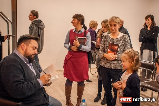 Zdjęcie w galerii na portalu naszraciborz.pl: Tomasz Sekielski: Nie dam sobie przypiąć politycznej łatki. Spotkanie z czytelnikami w Raciborzu wiadomości z regionu