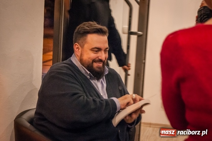 Zdjęcie w galerii na portalu naszraciborz.pl: Tomasz Sekielski: Nie dam sobie przypiąć politycznej łatki. Spotkanie z czytelnikami w Raciborzu wiadomości z regionu