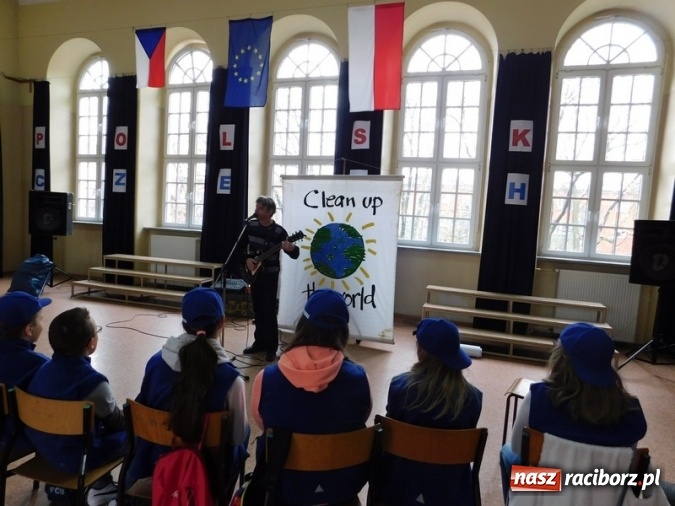 Zdjęcie w galerii na portalu naszraciborz.pl: Ekologiczne spotkanie polsko-czeskie w SP 4  wiadomości z regionu