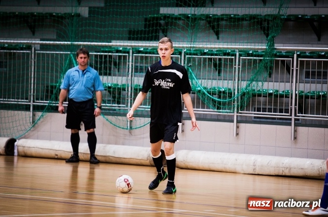 Zdjęcie w galerii na portalu naszraciborz.pl: Rozpoczął się drugi weekend Halowej Ligi Piłki Nożnej. Willa Wiktoria zmiażdżyła Castoramę, ekipa Bruki Trawiński minimalnie lepsza wiadomości z regionu