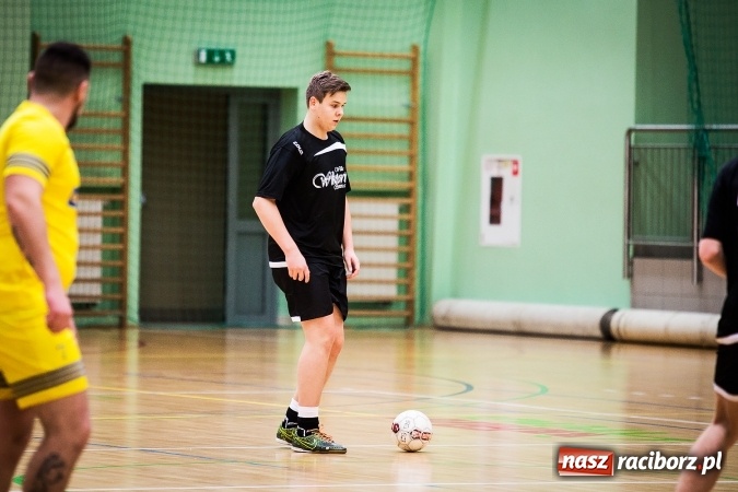 Zdjęcie w galerii na portalu naszraciborz.pl: Rozpoczął się drugi weekend Halowej Ligi Piłki Nożnej. Willa Wiktoria zmiażdżyła Castoramę, ekipa Bruki Trawiński minimalnie lepsza wiadomości z regionu