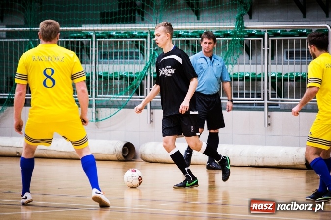 Zdjęcie w galerii na portalu naszraciborz.pl: Rozpoczął się drugi weekend Halowej Ligi Piłki Nożnej. Willa Wiktoria zmiażdżyła Castoramę, ekipa Bruki Trawiński minimalnie lepsza wiadomości z regionu
