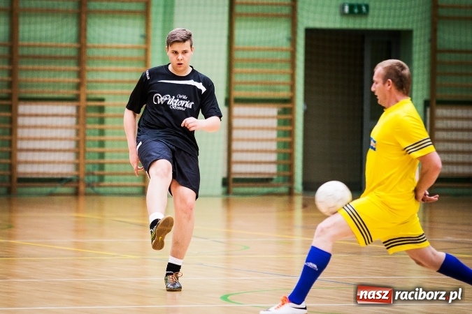 Zdjęcie w galerii na portalu naszraciborz.pl: Rozpoczął się drugi weekend Halowej Ligi Piłki Nożnej. Willa Wiktoria zmiażdżyła Castoramę, ekipa Bruki Trawiński minimalnie lepsza wiadomości z regionu