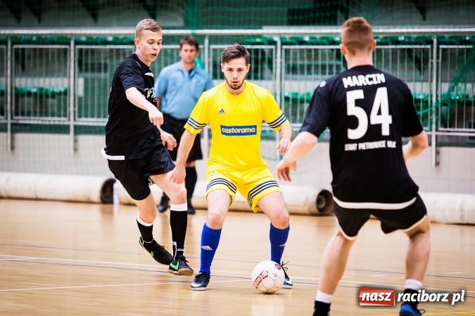 Zdjęcie w galerii na portalu naszraciborz.pl: Rozpoczął się drugi weekend Halowej Ligi Piłki Nożnej. Willa Wiktoria zmiażdżyła Castoramę, ekipa Bruki Trawiński minimalnie lepsza wiadomości z regionu