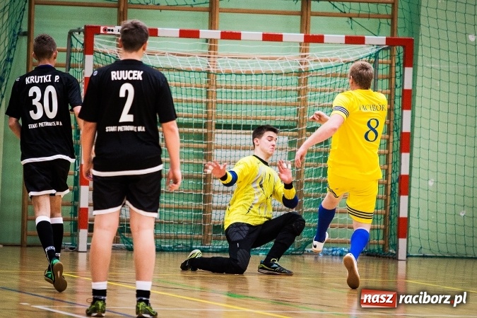 Zdjęcie w galerii na portalu naszraciborz.pl: Rozpoczął się drugi weekend Halowej Ligi Piłki Nożnej. Willa Wiktoria zmiażdżyła Castoramę, ekipa Bruki Trawiński minimalnie lepsza wiadomości z regionu