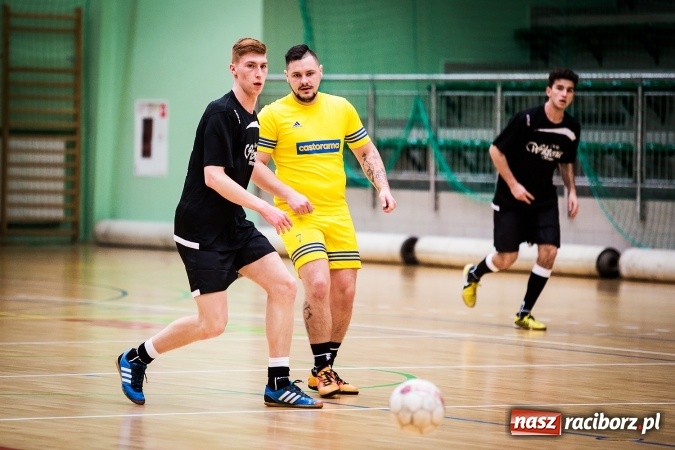 Zdjęcie w galerii na portalu naszraciborz.pl: Rozpoczął się drugi weekend Halowej Ligi Piłki Nożnej. Willa Wiktoria zmiażdżyła Castoramę, ekipa Bruki Trawiński minimalnie lepsza wiadomości z regionu