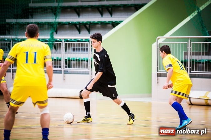 Zdjęcie w galerii na portalu naszraciborz.pl: Rozpoczął się drugi weekend Halowej Ligi Piłki Nożnej. Willa Wiktoria zmiażdżyła Castoramę, ekipa Bruki Trawiński minimalnie lepsza wiadomości z regionu