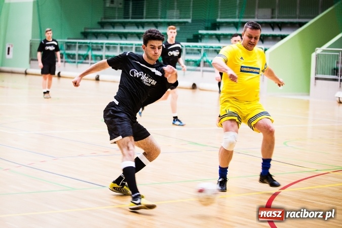 Zdjęcie w galerii na portalu naszraciborz.pl: Rozpoczął się drugi weekend Halowej Ligi Piłki Nożnej. Willa Wiktoria zmiażdżyła Castoramę, ekipa Bruki Trawiński minimalnie lepsza wiadomości z regionu